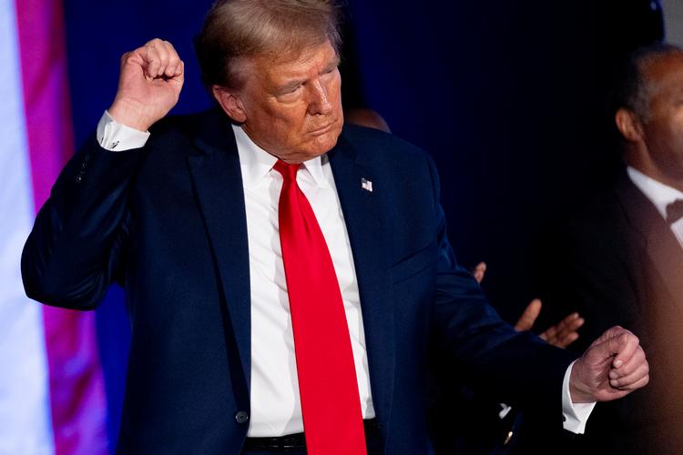 Den republikanske præsidentkandidat Donald Trump danser efter at have talt ved Black Conservative Federations årlige gallafest i Columbia. Normalt danser partifællerne med, men ikke når det gælder TikTok. Foto: Andrew Harnik/Ritzau Scanpix