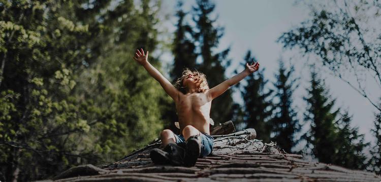 I 'En vild familie' må enkemanden Nik finde det gode liv et sted, hvor ikke alle familiens vilde idealer kan udleves. Foto: Stillbillede fra 'En vild familie'