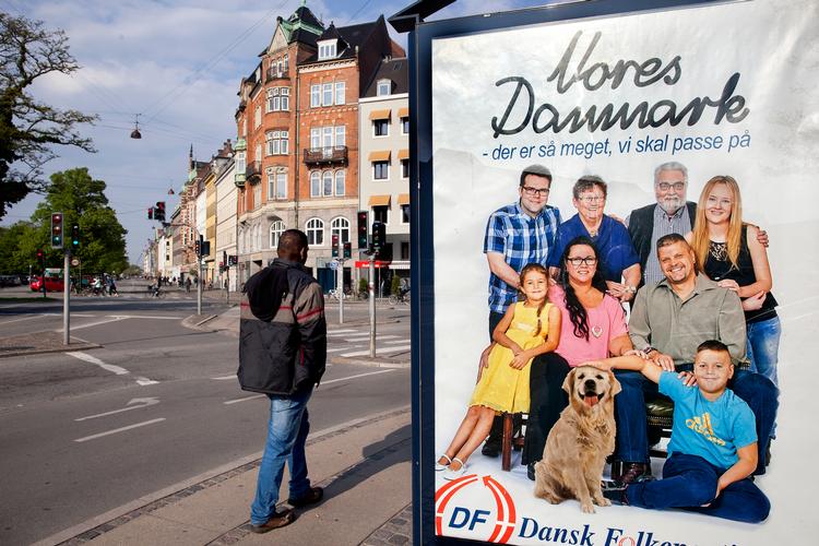 Dansk Folkeparti stod bag kampagnen 'Vores Danmark', hvor særlig den påklistrede hund stjal billedet.   Foto: Finn Frandsen