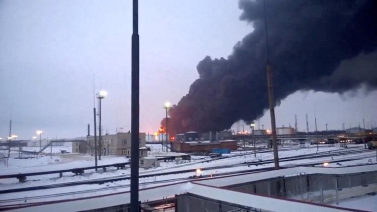 En røgfane rejser sig over et raffianderi i Rjasan i Rusland efter et vellykket ukrainsk droneangreb. Foto: Video Obtained By Reuters/Ritzau Scanpix