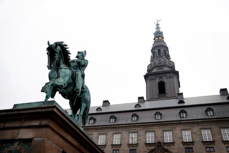 Professor:Hvad siger det om det offentlige rum, at mange ser statuer af ...