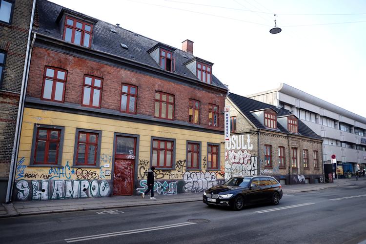 Begge huse blev foreslået bevaret. Men det ene,  Nordre Fasanvej 273 (tv), rives ned, mens det lille nabohus får lov at overleve. Foto: Jens Dresling