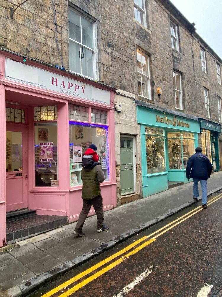 Alnwick er en gammel handelsby med et livligt centrum. Sandstensmurene får modspil fra de farverige butiksfacader.  Foto: Kristoffer Flakstad