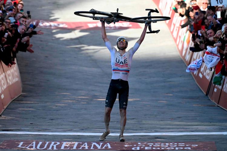 Sloveneren Tadej Pogacar leverede en fænomenal præstation, da han med 2 minutter og 43 sekunders afstand til nummer to vandt den 18. udgave af det toscanske cykelløb Strade Bianchi. Foto: Marco Bertorello/Ritzau Scanpix