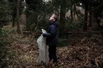 Noget i trætoppene fanger 10-årige Elias opmærksomhed, mens han går tilfældigt rundt mellem grantræerne. Han er med resten af sin klasse i skoven, og han ville ønske, at det oftere var tilfældet. Foto: Nichlas Pollier