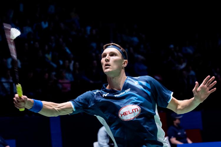 Viktor Axelsen, fredag tabte sin kvartfinale i tre sæt, 21-8, 18-21, 19-21, til verdensranglistens nummer fem, indonesiske Anthony Ginting. Foto: Bertrand Guay/Ritzau Scanpix