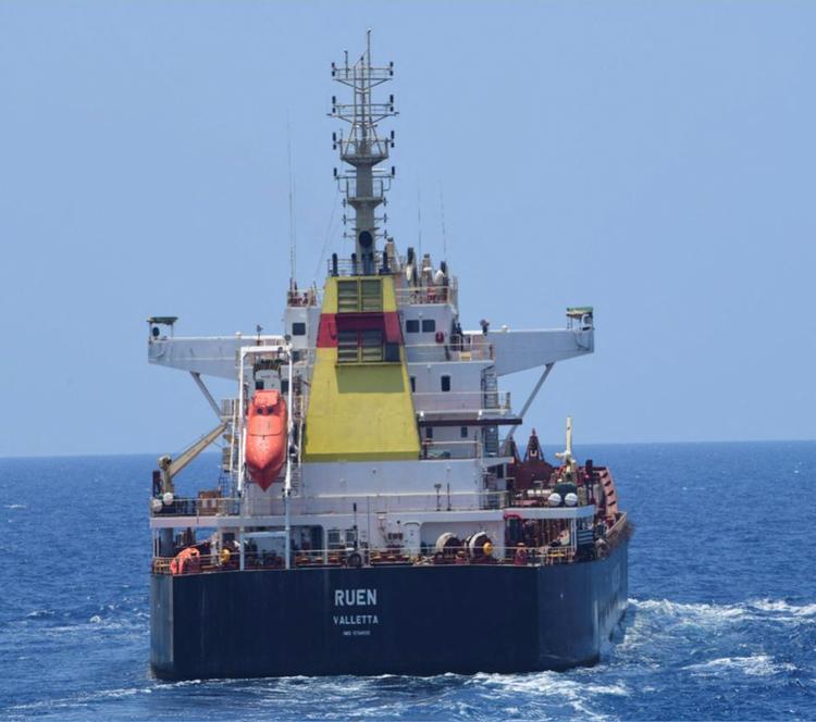 Den indiske flåde har ifølge AFP holdt øje med ’Ruen’, siden skibet blev kapret omkring 700 kilometer øst for den yemenitiske ø Socotra i december. Foto: Spokespersonnavy via X/Ritzau Scanpix