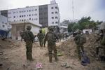 Al-Shifa-hospitalet i Gaza er blevet omringet af Israel, fortæller øjenvidner. Israel hævder, at højtstående medlemmer af Hamas opholder sig på hospitalet. På billedet ses israelske soldater uden for Al-Shifa-hospitalet ved en tidligere lejlighed. Foto: Victor R. Caivano/Ritzau Scanpix