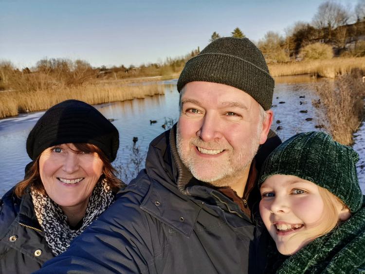 Torunn og Torsten Topbjerg med datteren Frida, der for tiden arbejder i en blomsterbutik. Privat foto.  Foto: Privatfoto