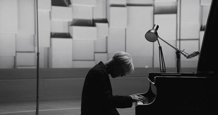 I små to timer sidder nu afdøde Ryuichi Sakamoto ved flyglet og spiller sine kompositioner. Foto: Foto fra filmen