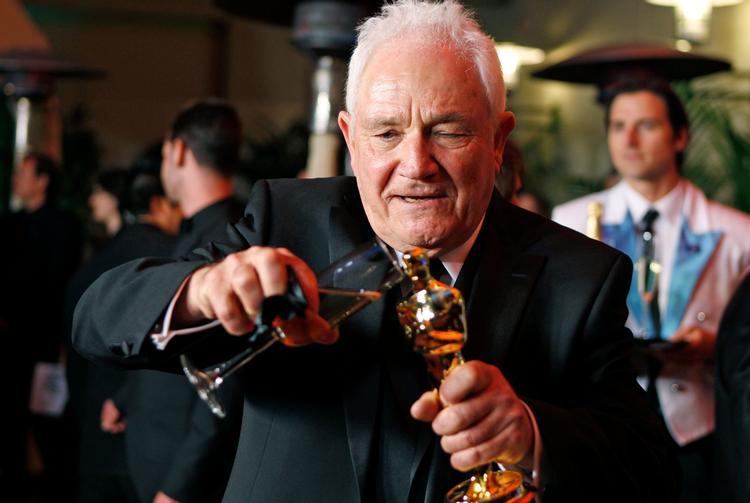 David Seidler tilbyder sin oscarstatuette en drink i 2011.        Foto: Lucas Jackson/Ritzau Scanpix