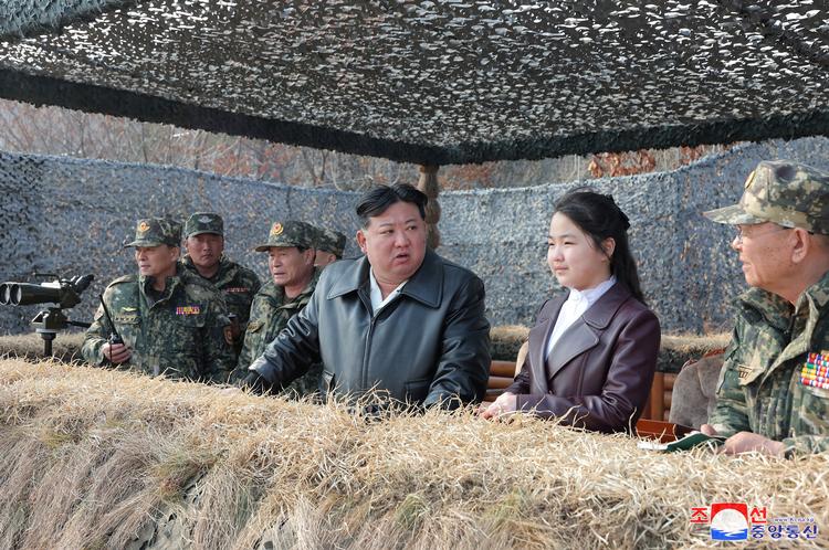 Nordkoreas diktator, Kim Jung-un, er flere gange blevet set sammen med sin datter, Kin Ju Ae, som nu menes at være blevet kørt i stilling til at afløse sin far. Foto: Kcna/Ritzau Scanpix