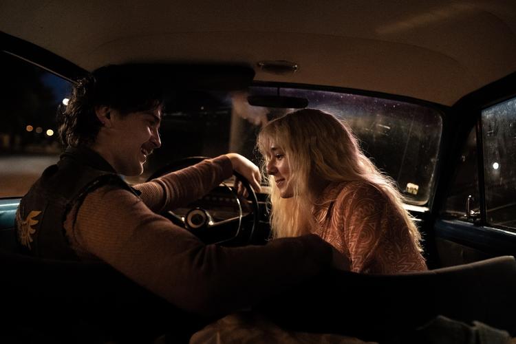 At Makrel og Pias kærlighedshistorie er så overraskende bevægende, som den er, skyldes nok det klædelige fravær af romantisering af fare. Foto: Still. Prime Video