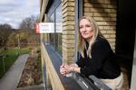 Camilla Wedel  lever af at forvandle slidte boliger og sælge dem igen. Det kan man både tabe og tjene stort på. Her fotograferet i en af sine lejligheder på Frederiksberg.   Foto: Jens Dresling