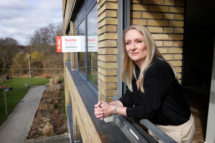 Camilla Wedel  lever af at forvandle slidte boliger og sælge dem igen. Det kan man både tabe og tjene stort på. Her fotograferet i en af sine lejligheder på Frederiksberg.   Foto: Jens Dresling