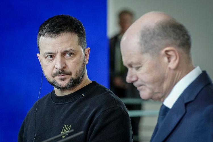 Selv om Ukraine med præsident Volodomyr Zelenskyj i spidsen har desperat brug for vestlig hjælp, så holder den tyske forbundskansler Olaf Scholz fast i, at han ikke vil levere de hårdt tiltrængte Taurus-missiler, der vil kunne ramme russernes besættelseshær hårdt. Foto: Kay Nietfeld/Ritzau Scanpix