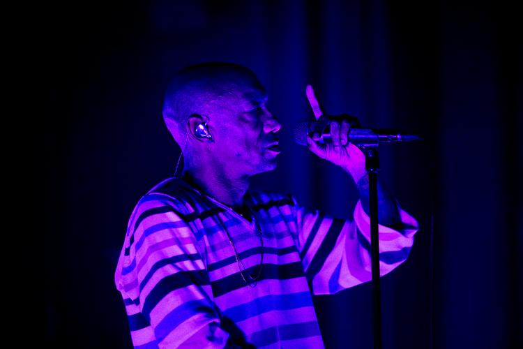 Tricky slukker stort set alt lys, når han giver koncert. Som om han ikke helt stoler på, at livet kan leves i lys. Foto: Jacob Ehrbahn