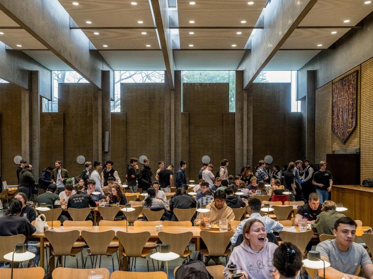 Spisesalen har monumental ophøjethed, som man kender det fra Oxfords øvrige kollegier, men uden samme brug af detaljemylder i gulve, møbler, paneler og lofter. Foto: Rasmus Hjortshøj