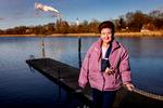Jytte Andersen på badebroen, hvorfra hun hopper i vandet hver dag året rundt. Når hun altså ikke lige har brækket armen ved at falde på badebroen.  Foto: Jacob Ehrbahn