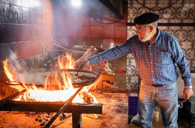Der fyres godt op i bålet, når paellaen skal have det sidste touch før tilsmagning og servering. Foto: Hanne Olsen
