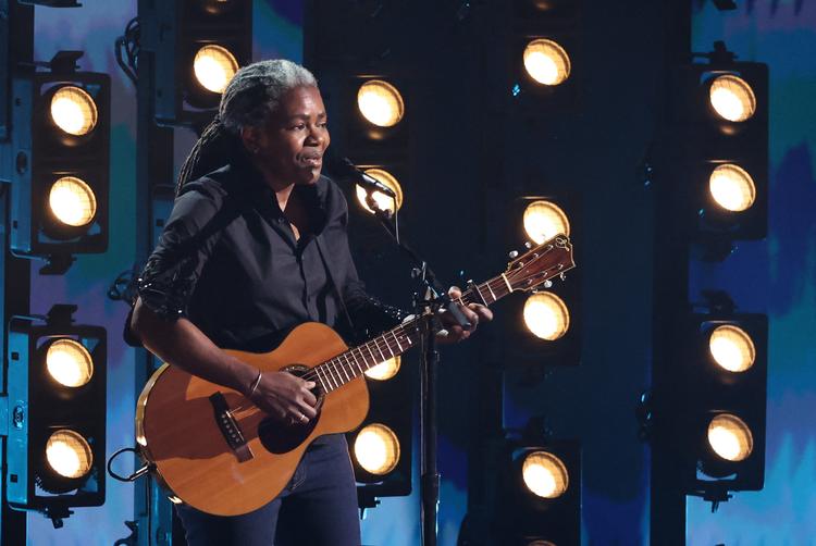 Til alles store overraskelse optrådte Tracy Chapman ved uddelingen af årets Grammypriser i Los Angeles i februar sammen med countrysangeren Luke Combs, der har indspillet en ny version af Chapmans hit 'Fast Car'.    Foto: Mike Blake/Ritzau Scanpix