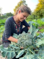 Yen Egebak dyrker grøntsager året rundt, her nogle imponerende broccoli. 
