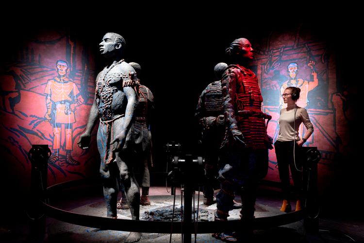 Modsat andre store slagnumre på Moesgaard Museum udspiller udstillingen sig ikke i en afgrænset epoke. Den foregår parallelt i fire forskellige universer med krigeren som den gennemgående figur.  Foto:  Moesgaard Museum 