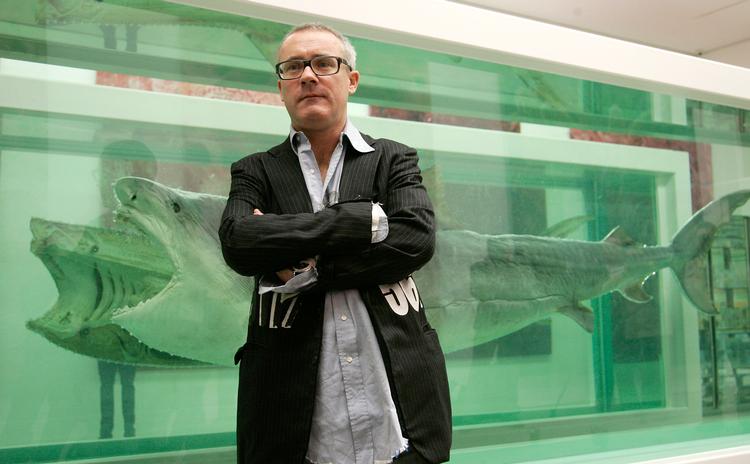 Damien Hirst foran et af sine hajværker. Dette med titlen 'Death Explained' er en haj, der er flækket på langs og sænket ned i formaldehyd. Værket er fra 2007. Foto: Sang Tan/Ritzau Scanpix