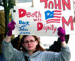 En tilhænger af loven kaldet ’Death With Dignity’ demonstrerer udenfor retsbygningen i Oregon i 2002, hvor den amerikanske regering med præsident Bush i spidsen, forsøgte at gøre det ulovligt at udskrive recept på dødbringende medicin. Foto: Don Ryan/Ritzau Scanpix