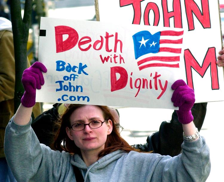 En tilhænger af loven kaldet ’Death With Dignity’ demonstrerer udenfor retsbygningen i Oregon i 2002, hvor den amerikanske regering med præsident Bush i spidsen, forsøgte at gøre det ulovligt at udskrive recept på dødbringende medicin. Foto: Don Ryan/Ritzau Scanpix