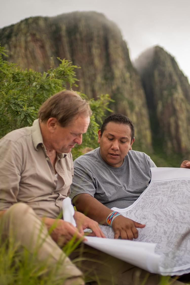 Lars K. Andersen vover med sin provokerende dokumentarfilm 'Phantoms Of The Sierra Madre' at vise, hvilke mekanisme der udspiller sig, når hvide mænd laver dokumentarfilm om det fremmede autentiske.  Foto: Still fra filmen