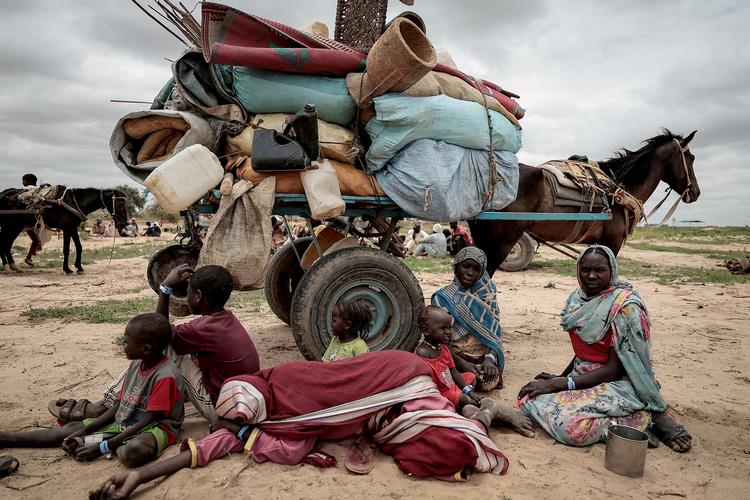 En sudanesisk familie fotograferet i juli sidste år på grænsen mellem Sudan og Chad. Familien var på flugt fra krigen i Sudans Dafur-region. Foto: Zohra Bensemra/Ritzau Scanpix