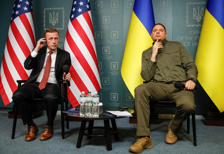 Jake Sullivan og chefen for Ukraines præsidentkontor, Andriy Yermak, ved dagens pressemøde i Kyiv. Foto: Gleb Garanich/Ritzau Scanpix