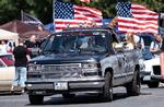 Mangen en amerikaner udsmykker deres biler med USA's flag, ganske som gymnasieeleven i Indiana gjorde det.  Arkivfoto Peter Steffen