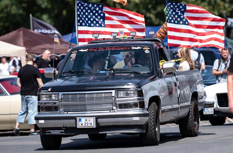Mangen en amerikaner udsmykker deres biler med USA's flag, ganske som gymnasieeleven i Indiana gjorde det.  Arkivfoto Peter Steffen