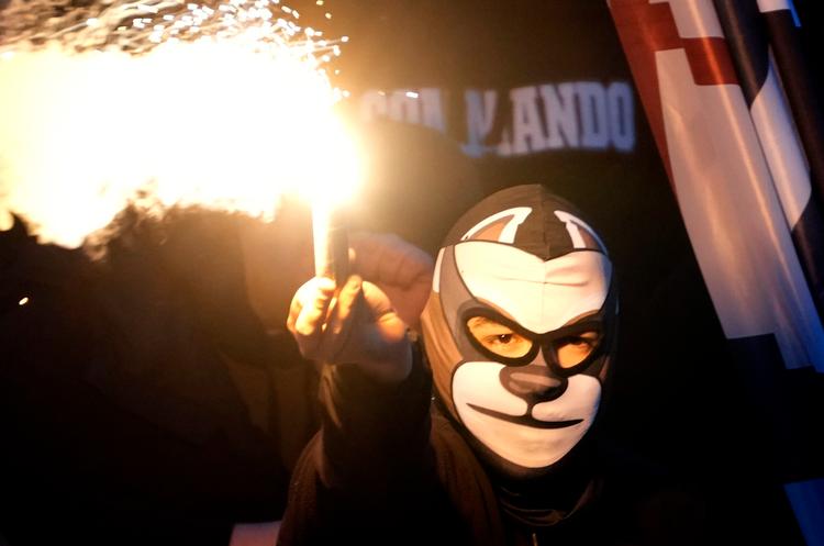 Både Røde Stjerne og Partizan er stiftet i 1945. Her ses en Partizan-tilhænger under et lokalopgør mod ærkerivalerne Røde Stjerne i Beograd i 2022.  Foto: Darko Vojinovic/Ritzau Scanpix