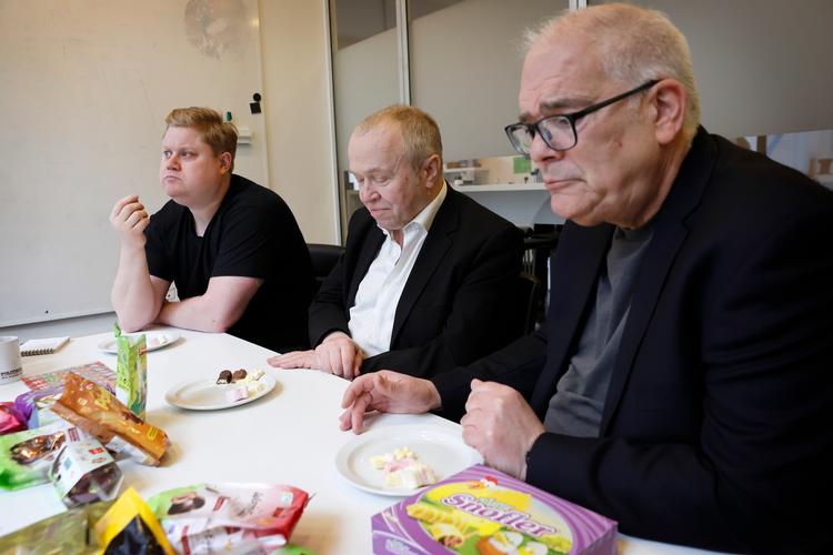 Mads Zacho Teglskov, Ole Ramussen og Peter Michael Hornung gør det hårde arbejde og tester påskeslik. Foto: Jens Dresling
