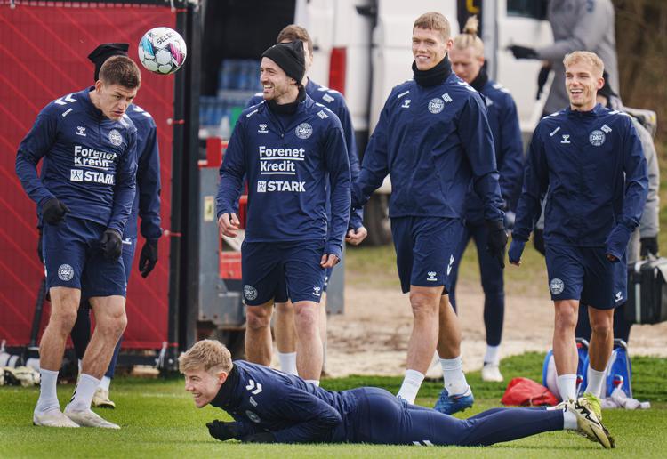 Nok er han kortvarigt nede at ligge under træningen, men Rasmus Højlund var hurtigt oppe for at tage kampen op med Thomas Delaney, Joakim Mæhle, Jannik Vestergaard og Gustav Isaksen.   Foto: Liselotte Sabroe/Ritzau Scanpix