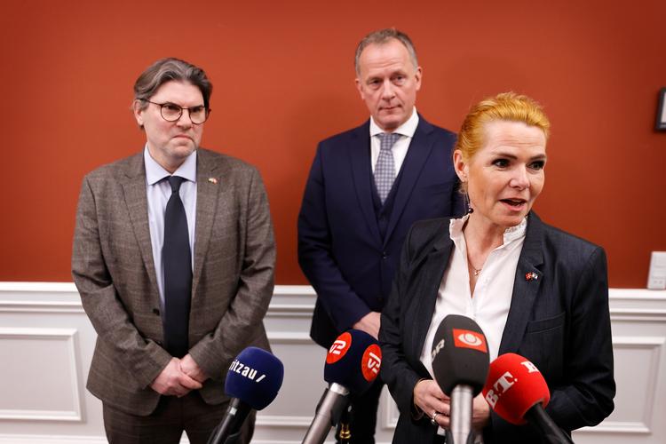 Gruppemøder på Christiansborg. Venstres Mads Fuglede (V) og Løsgænger Kim Edberg skifter til Danmarksdemokraterne. Her med Danmarksdemokraternes Inger Støjberg (Æ). Foto: Jens Dresling