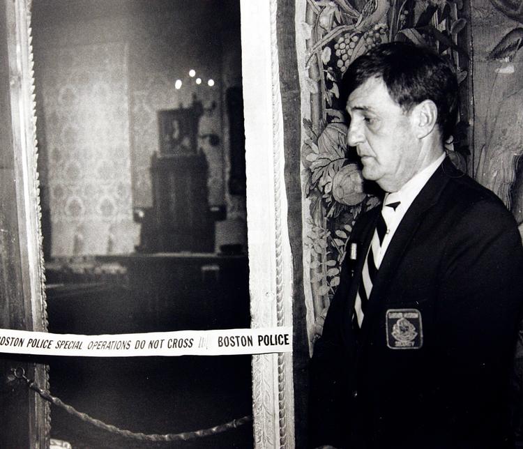 En sikkerhedsvagt står uden for 'Det hollandske rum' på Isabella Stewart Gardner Museum i Boston, hvor værker af blandt andre Rembrandt, Vermeer, Degas og Manet blev røvet natten til 18. marts 1990.  Foto: /Ritzau Scanpix