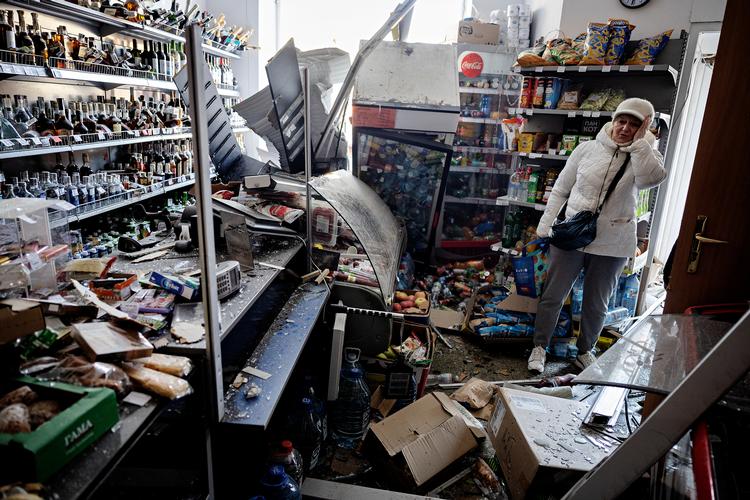 Omkring 30 missiler ramte tidligt torsdag morgen det centrale Kyiv. Missilerne blev skudt ned af det ukrainske luftværn, men nogle af dem skabte alligevel store ødelæggelser. Her i en butik. Foto: Martin Lehmann