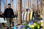 Volodymyr Zelenskyj fotograferet ved en mindeceremoni for faldne ukrainske soldater tidligere i dag.  Foto: Ukrainian Presidential Press Ser/Ritzau Scanpix