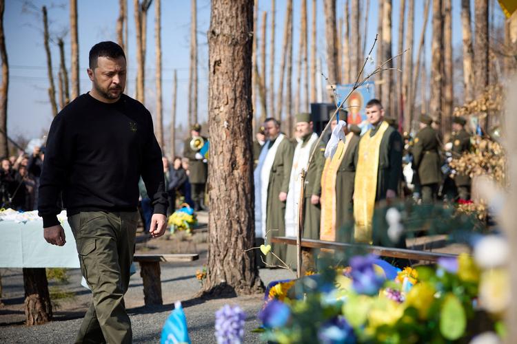 Volodymyr Zelenskyj fotograferet ved en mindeceremoni for faldne ukrainske soldater tidligere i dag.  Foto: Ukrainian Presidential Press Ser/Ritzau Scanpix