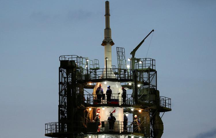 Specialister arbejder ved toppen af Soyuz MS-25 rumraketten i Baikonur i Kazakhstan. Foto: Pavel Mikheyev/Ritzau Scanpix