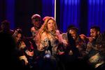 Shakiras skilsmisse er det altoverskyggende tema på hendes nye plade. »Jeg har brugt min kreativitet til at bearbejde mine frustrationer, min vrede og min sorg«, siger sangerinden, der her ses ved Latin Grammy i november, om arbejdet med de nye sange. Foto: Jose Breton/Ritzau Scanpix