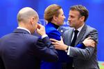 Den franske præsident Macron hilsner på statsminister Mette Frederiksen (S) ved topmødet, mens den tyske kansler Scholz ser på Foto: Geert Vanden Wijngaert/Ritzau Scanpix