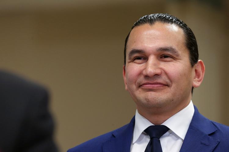 Manitoba-provinens politske leder, Wab Kinew, har undskyldt over for Eddy Ambrose og Richard Beauvais, at de blev forbyttet på hospitalet efter deres fødsel. Arkivfoto Shannon Vanraes