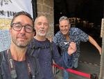 Fotograf Thomas Borberg og <AS>journalist Jacob Svendsen i selskab med Uri Geller og en bøjet ske i Jaffa. 