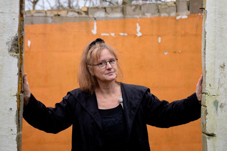 Forfatter Solvej Balle skriver på sin septologi, romanerne 'Om udregning af rumfang'. Her er hun fotograferet i sit hjem på Ærø. Foto: Finn Frandsen