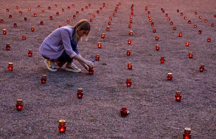 En kvinde tænder lys for de 331, der blev dræbt i 2004, da over 1.300 børn og voksne blev taget som gidsler på en skole i Beslan. Arkivfoto Eduard Korniyenko